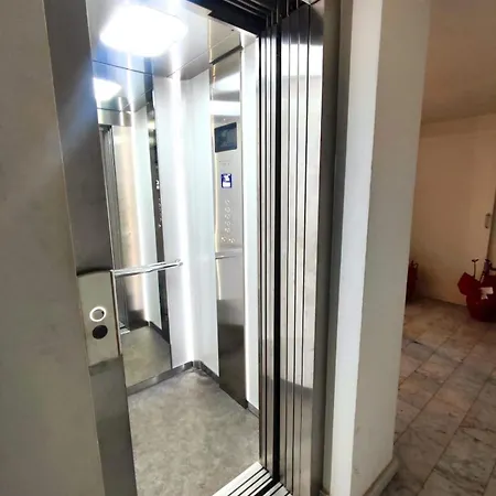 Apartment Qasa With Terrace, Center
